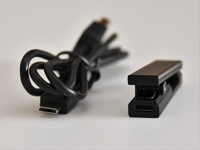 wena wrist クリップにMicroUSBケーブルを差し込んで電源に接続する