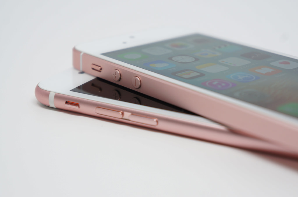 ほどよい厚みで操作しやすいiPhone SE