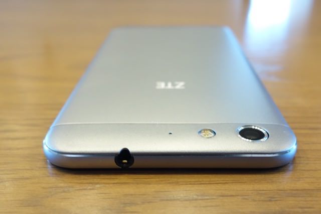 ZTE Blade V6外観:上部