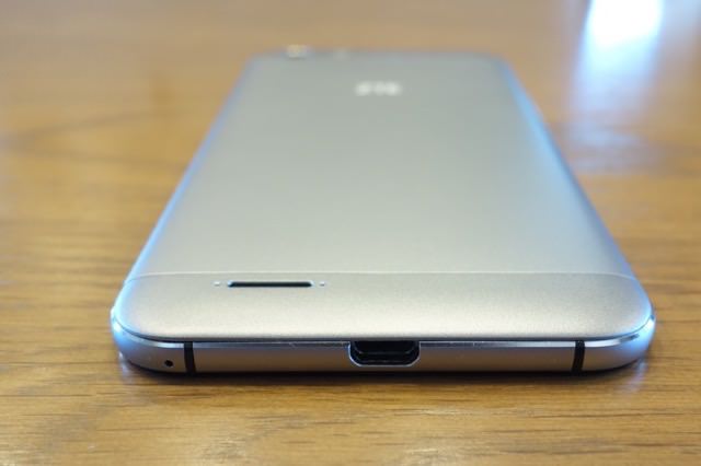 ZTE Blade V6外観:下部