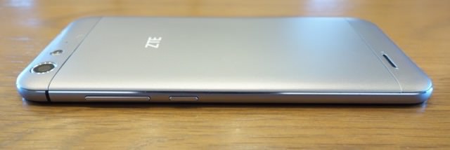ZTE Blade V6外観:右側