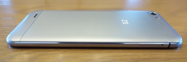 ZTE Blade V6外観:左側