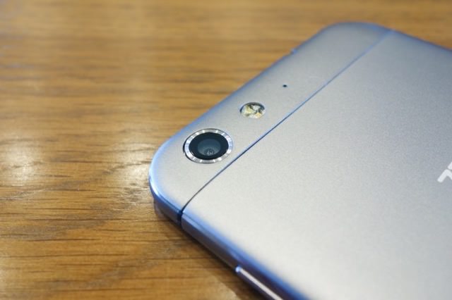 ZTE Blade V6 カメラ作例:カメラは出っ張っていなく、デュアルフラッシュを搭載