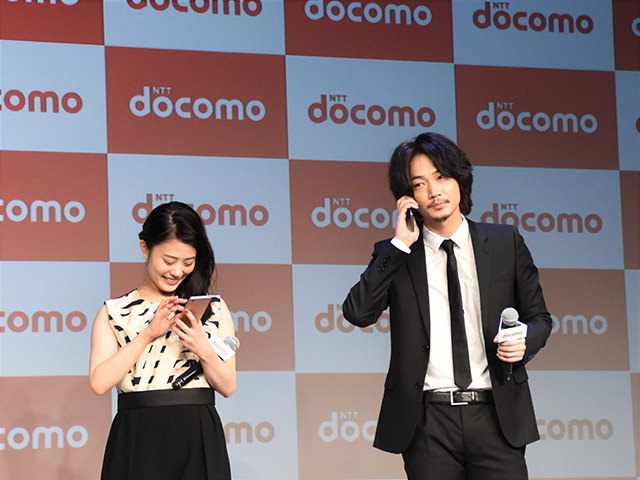 ドコモ2016夏 新商品発表会:スグ電の便利さを確かめるために競争するふたり