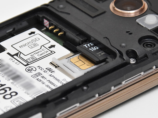 microSDカードを上段、SIMカードを下段に差し込む
