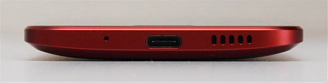 側面（下）：USB Type-Cの外部入出力端子やウーファー（低音を出力するスピーカー）を配置