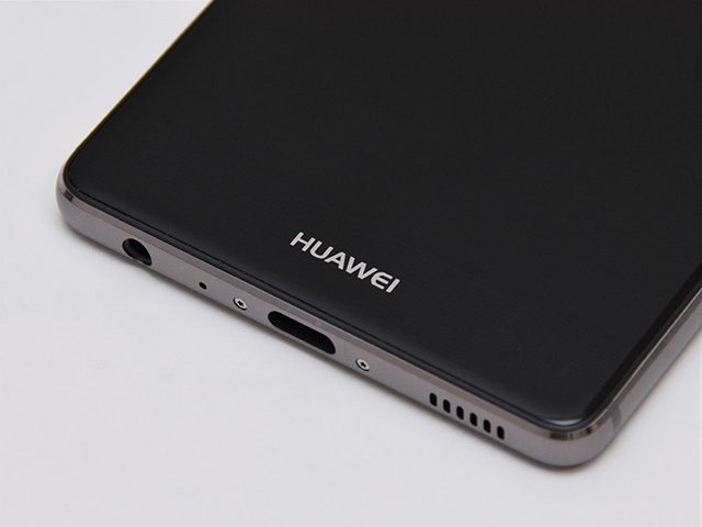 Huawei P9:ディスプレイ下にはHuaweiのロゴデザインが入る