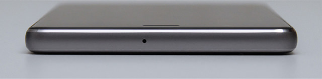 Huawei P9:側面（上）：磨きこまれたなめらかな質感とエッジのない形状は持ちやすさ◯