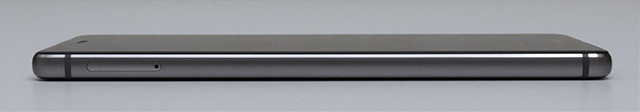 Huawei P9:側面（左）：上部にSIMカード／microSDカードスロットを配置