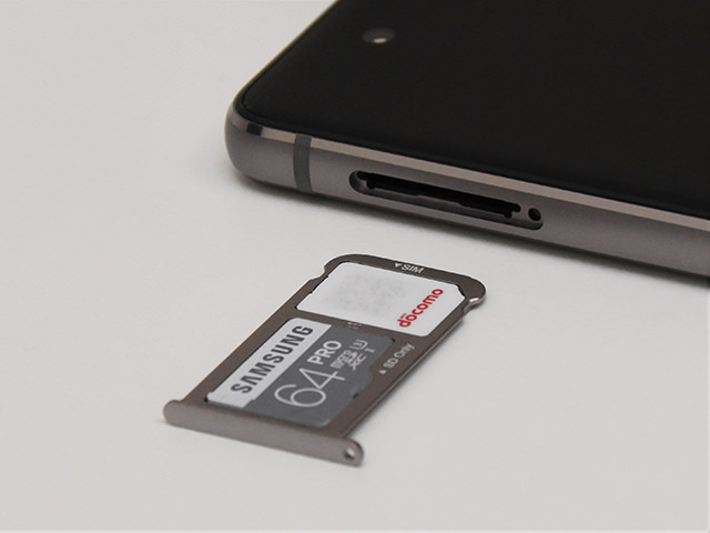 Huawei P9:SIMカードとmicroSDカードは1枚のトレイに並べて差し込む