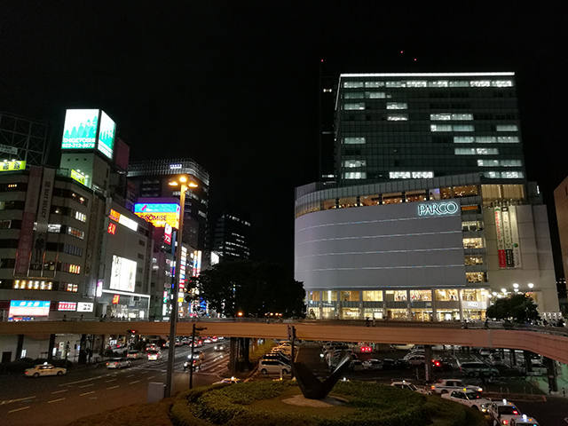 HUAWEI P9　カメラ作例：夜の仙台駅前（HDR：オフ）