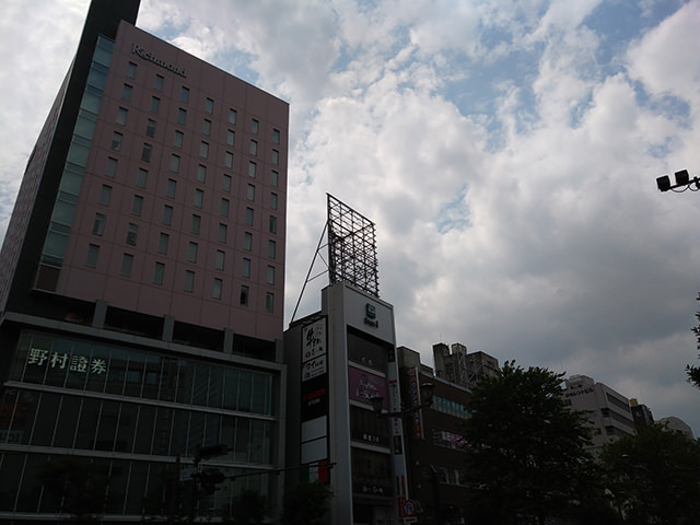 ビルの上にある看板用の鉄骨