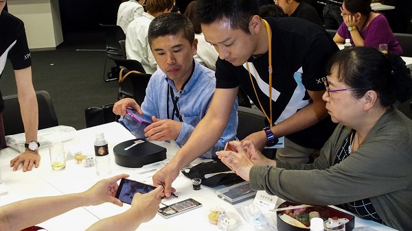 開発者のお話を熱心に聞いている参加者の方