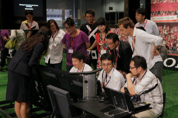 非公開エリアでスポーツ用のカメラとテレビを見比べ