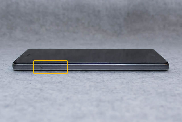 iPhoneなどでお馴染み、SIMトレイ方式です
