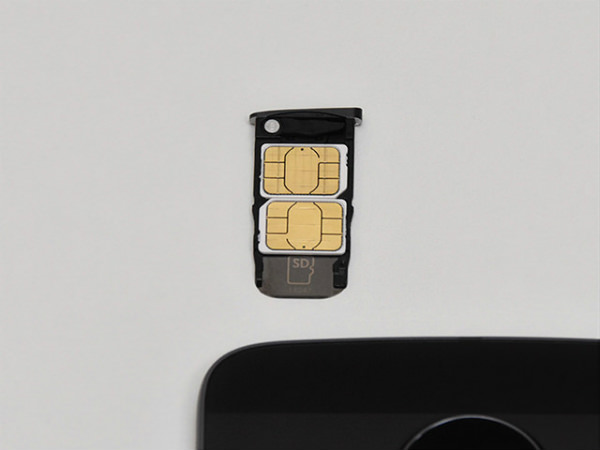 2枚のSIMカードを同時に挿せる設計のスマートフォン