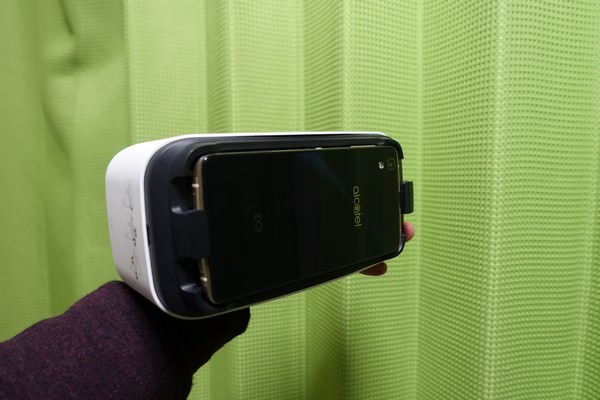 VRの外観:本体をはめ込む表側