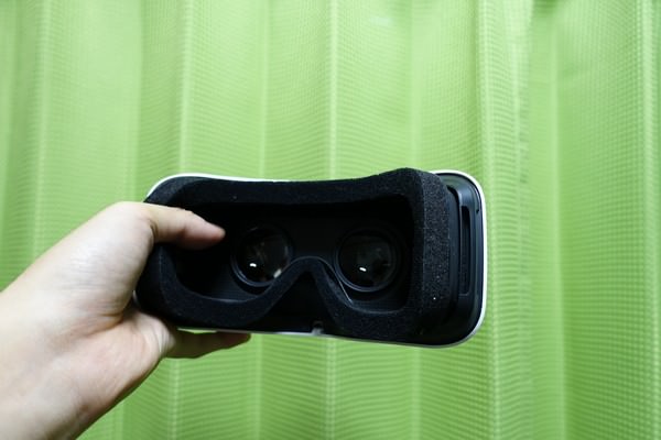VRの外観:覗く側、顔にあたる部分はクッションがついている