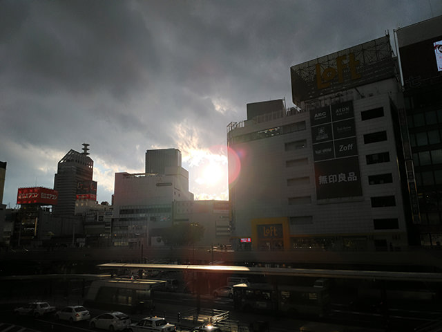 さすがに西日ではHDR効果も弱め。とはいえ見た目が変わっていることはわかる