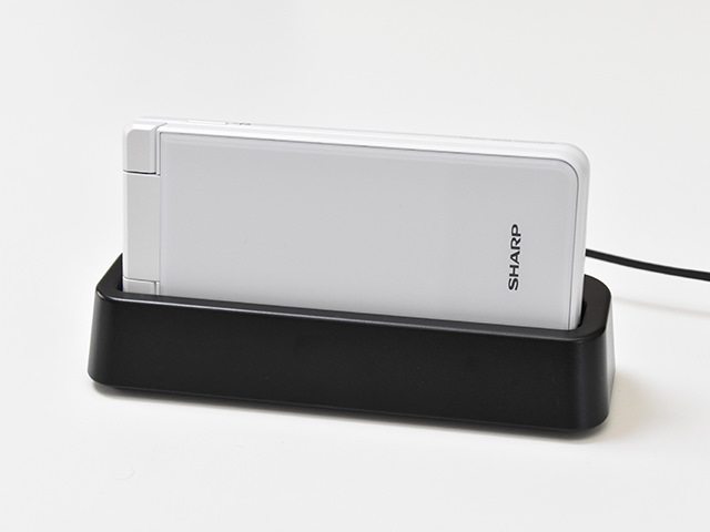 立てて置ける充電ドッグが付属する