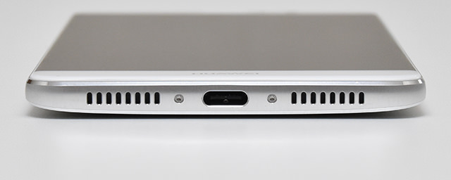 側面（下）：左から順にマイク、USB Type-C規格の外部入出力端子、スピーカー