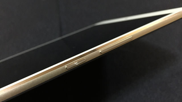 本体右側面には電源ボタンとボリュームボタン
