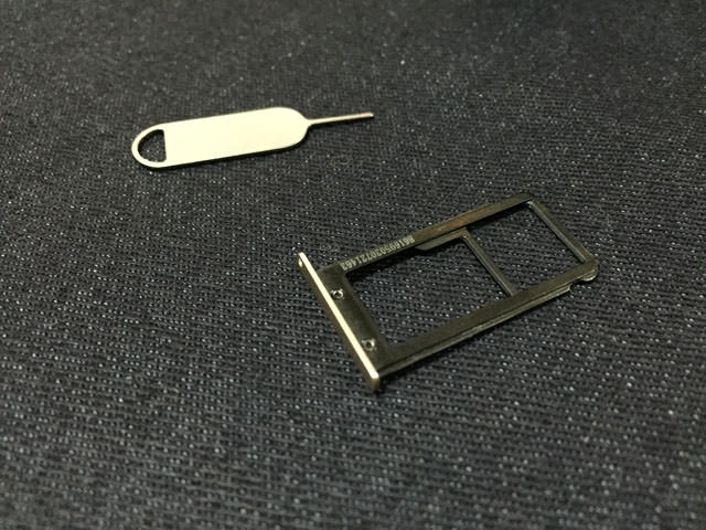 microSDと兼用のSIMスロット