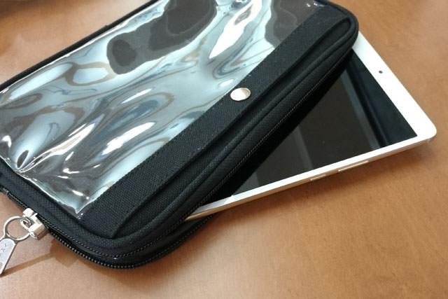 コンパクトサイズのバッグでも持ち運びできる