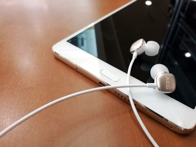 付属のイヤホン「AKG H300」