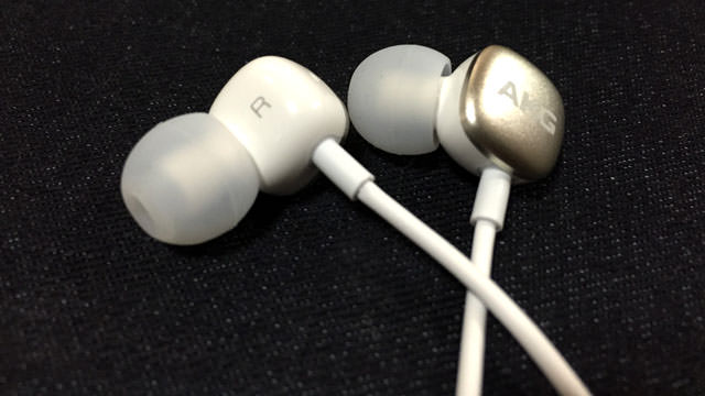 付属のイヤホン「AKG H300」