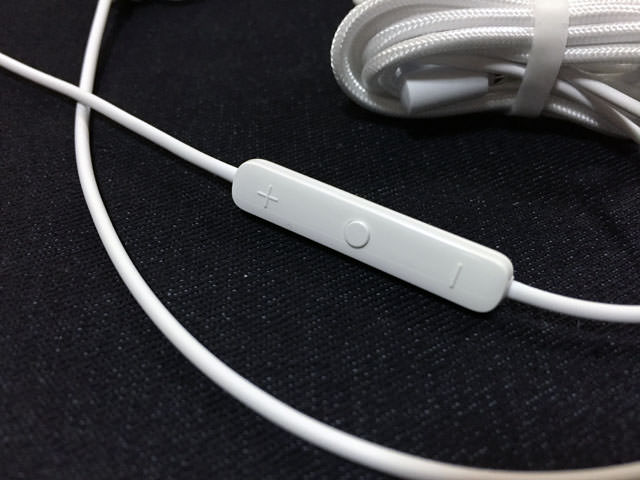 イヤホンにはボリューム調整ができるコントローラーがついている