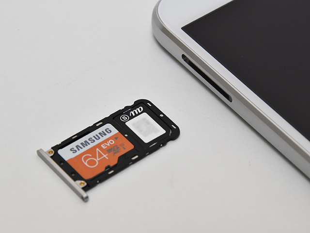 ROM容量が16GBと大きくないので、SDカードを使うのが現実的かも