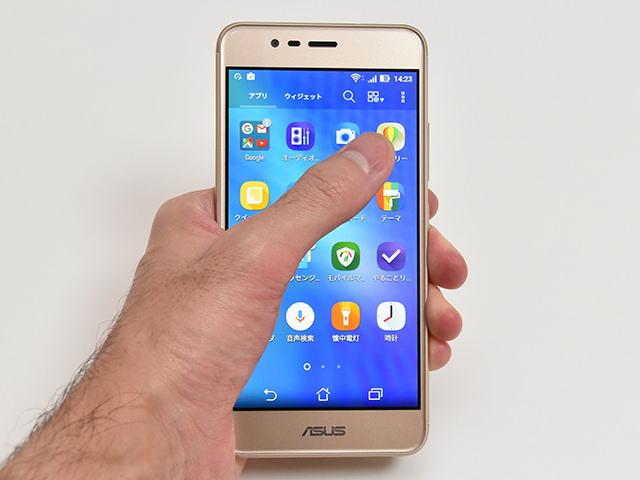 ZenFone 3 Max 片手でも指が届きやすい