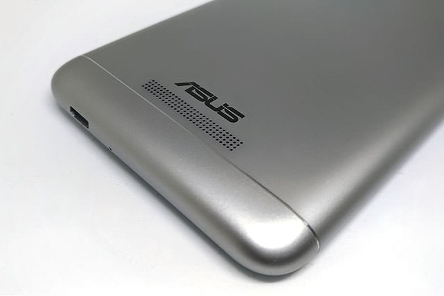 ZenFone 3 Maxの背面下部には、スピーカーとmicroUSB充電端子