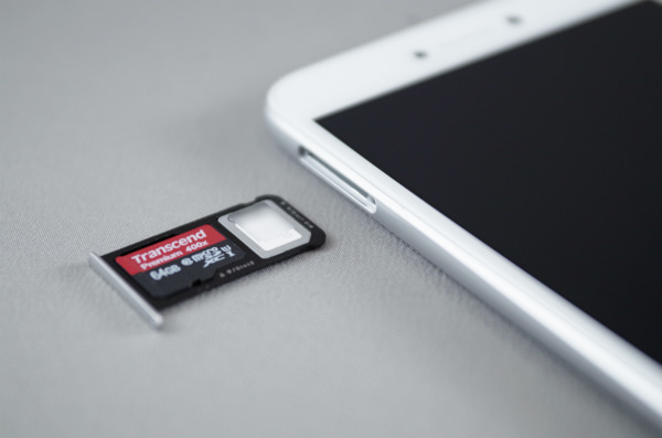 microSDカードを使用すると、もう1枚SIMカード使えなくなる