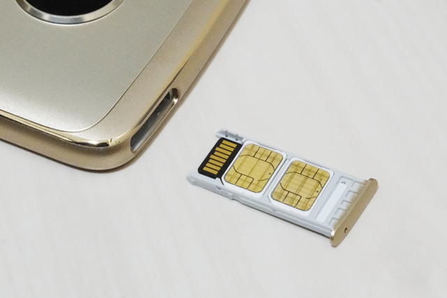 2枚のnanoSIMカードとmicoroSDカードが同時にセットできる