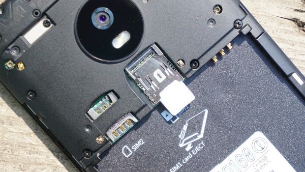 Moto G5のSIMカード挿入口