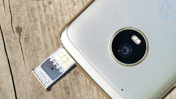 Moto G5 PlusのSIMカード挿入口
