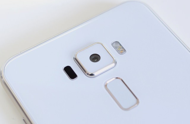 ZenFone 3 カメラが少し出っ張っている