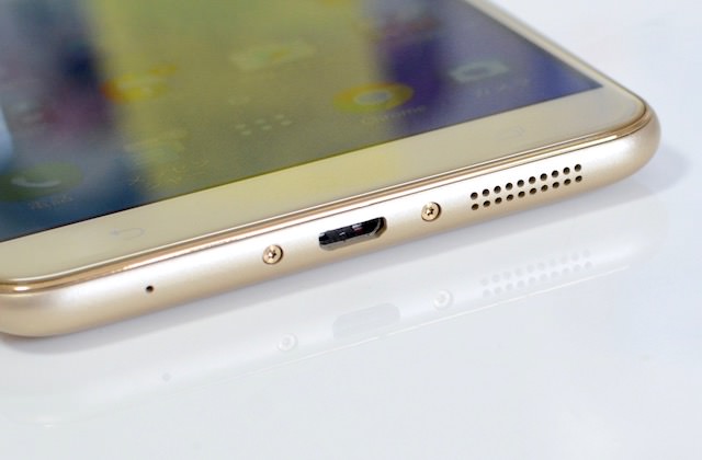 ZenFone 3 LaserはmicroUSB