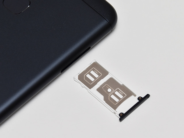 カードスロットは2つ。microSDメモリカードとSIMカード2が排他設計に