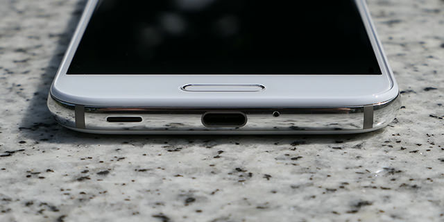 外部入出力端子にはUSB Type-C規格(キャップレス防水)を採用