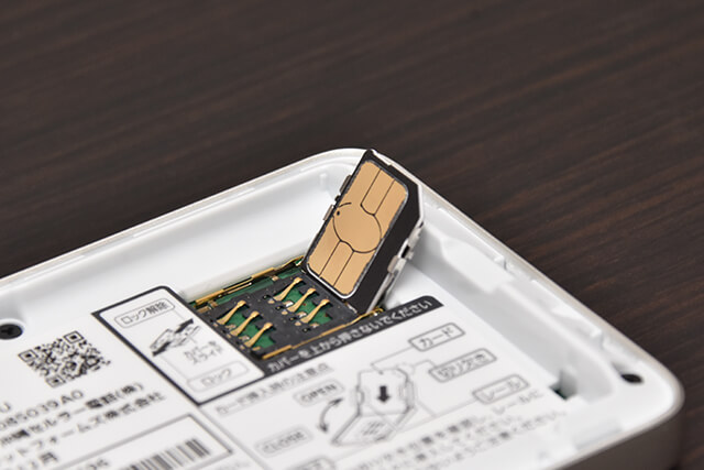 スロットはやや変わった設計。縦に起こし、カードを差し込む