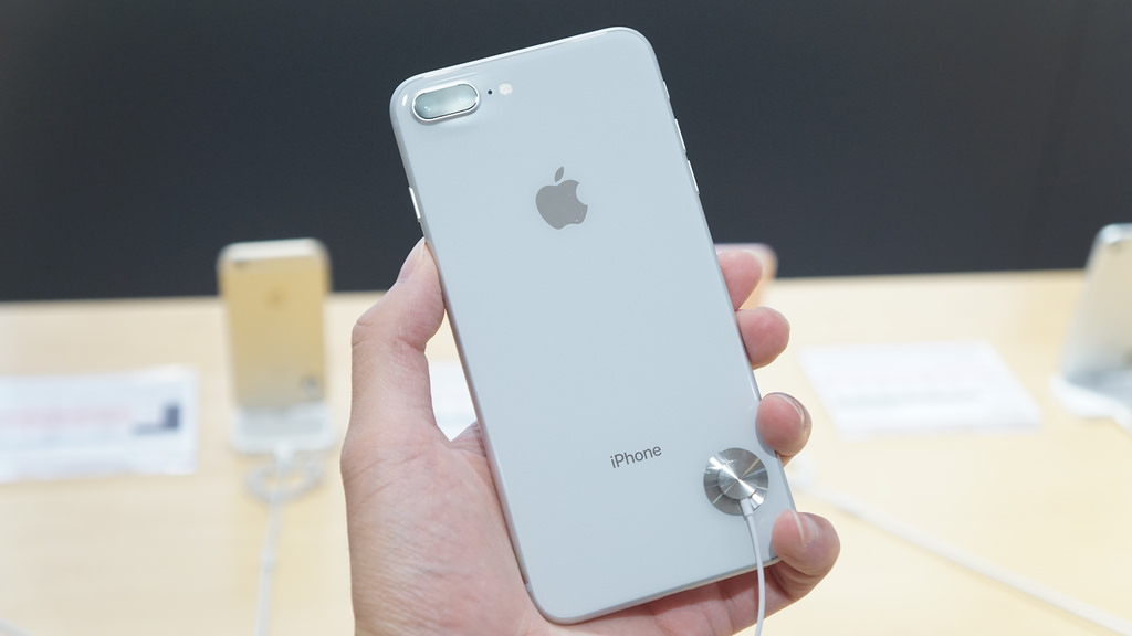 iPhone 8／iPhone 8 Plusの背面はガラスパネル