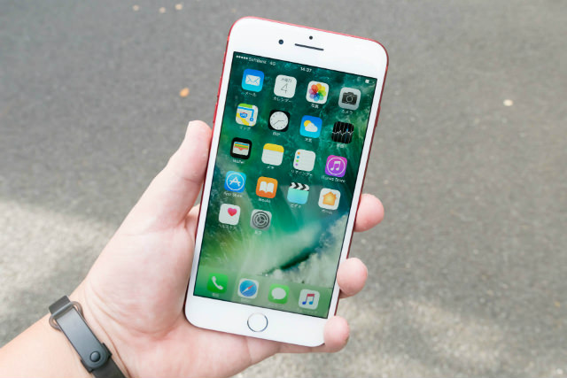 iPhone 7 Plusを持ったところ