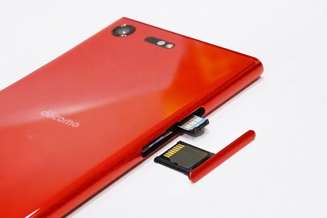 nanoSIMカードとmicroSDカードをセットしたところ