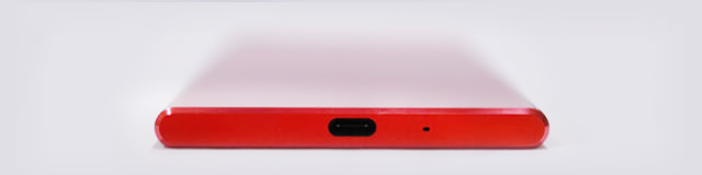 下部にはマイクとUSB Type-C端子