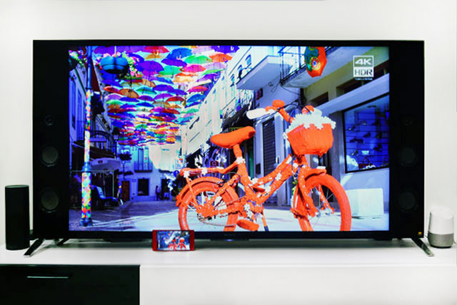 4K HDR対応のテレビとスマートフォン