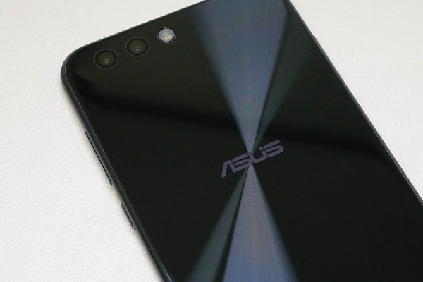 ZenFone 4にはスピンデザインが施されている