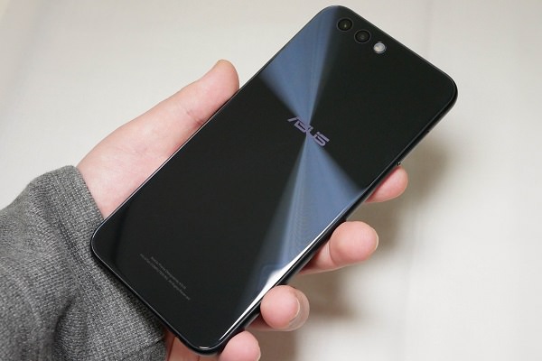 ZenFone 4を持ったところ